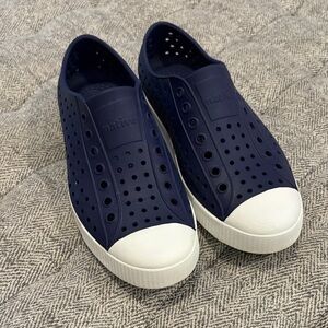 Native slip on shoes size W9/M7